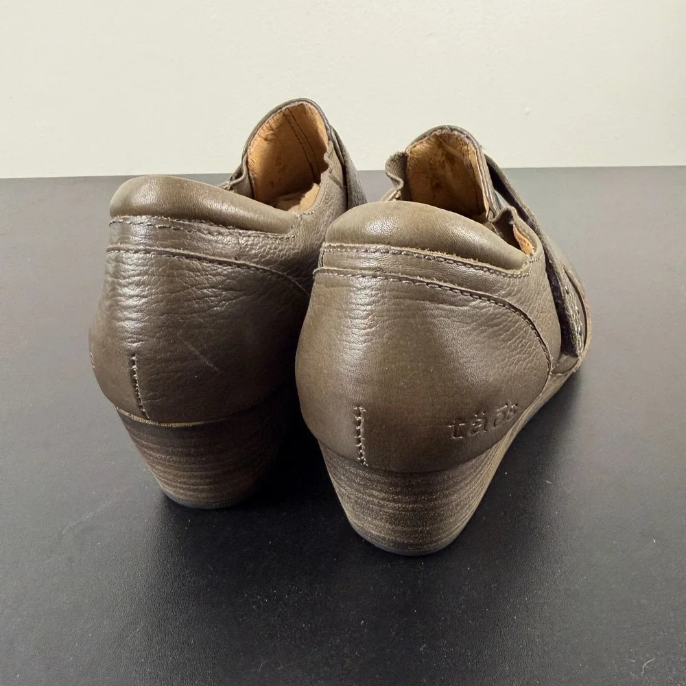 Taos Footwear Splurge Wedge Heel Women's 7 Brown Leather Studded Comfort Career